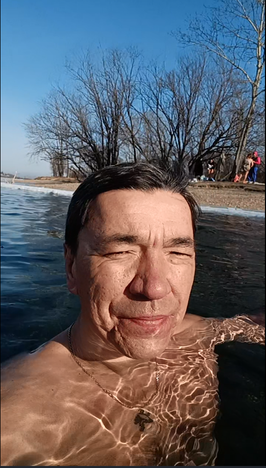 Артём купается в открытом водоёме